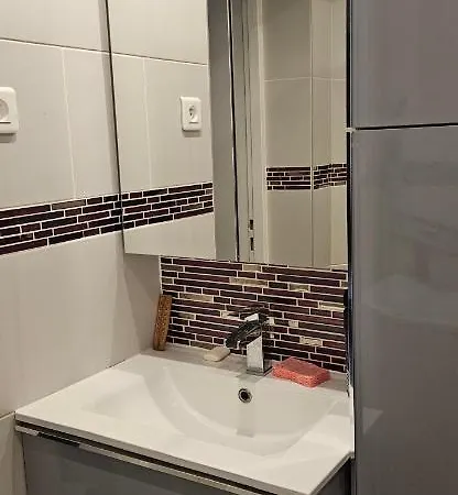 22m2 A Ivry/seine-a 200 Metres De Paris. Proche Metro 7