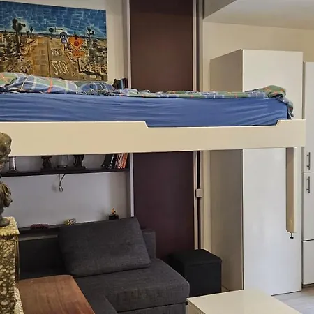 22m2 A Ivry/seine-a 200 Metres De Paris. Proche Metro 7