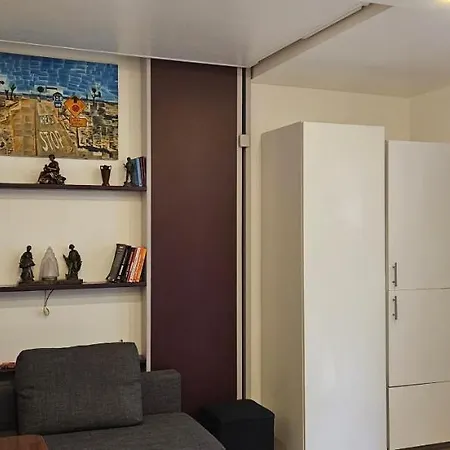 22m2 A Ivry/seine-a 200 Metres De Paris. Proche Metro 7 *